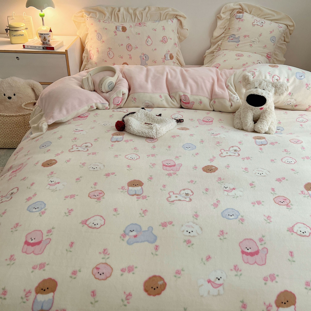 91家纺网 家纺一手货源 找家纺 桃喜 2025新款牛奶绒卡通花边款四件套 狗狗聚会花边款