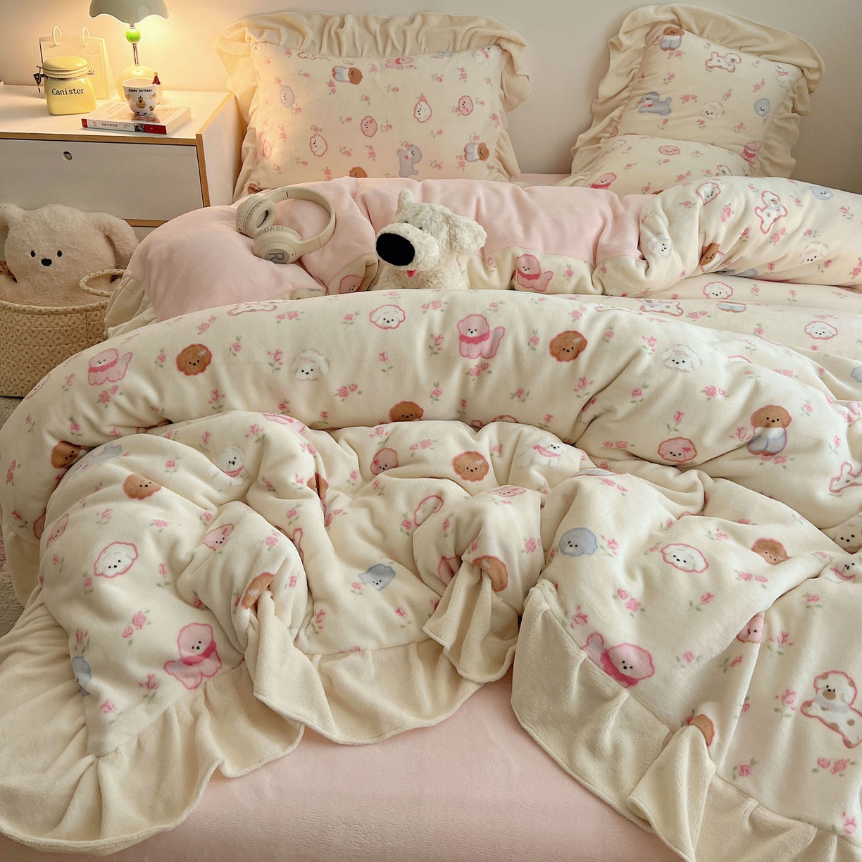 91家纺网 家纺一手货源 找家纺 桃喜 2025新款牛奶绒卡通花边款四件套 狗狗聚会花边款