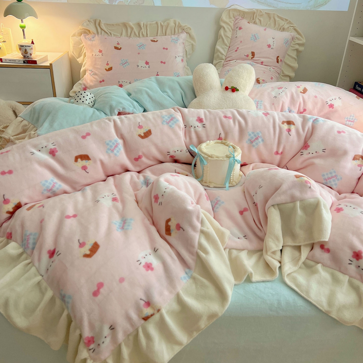 91家纺网 家纺一手货源 找家纺 桃喜 2025新款牛奶绒卡通花边款四件套 蛋糕幸运猫花边款