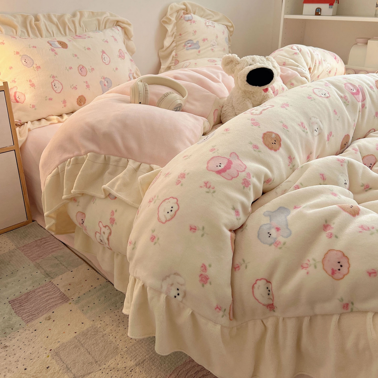 91家纺网 家纺一手货源 找家纺 桃喜 2025新款牛奶绒卡通花边款四件套 狗狗聚会花边款