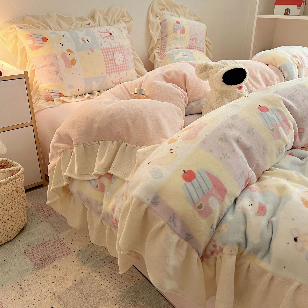 91家纺网 家纺一手货源 找家纺 桃喜 2025新款牛奶绒卡通花边款四件套 房子小狗花边款