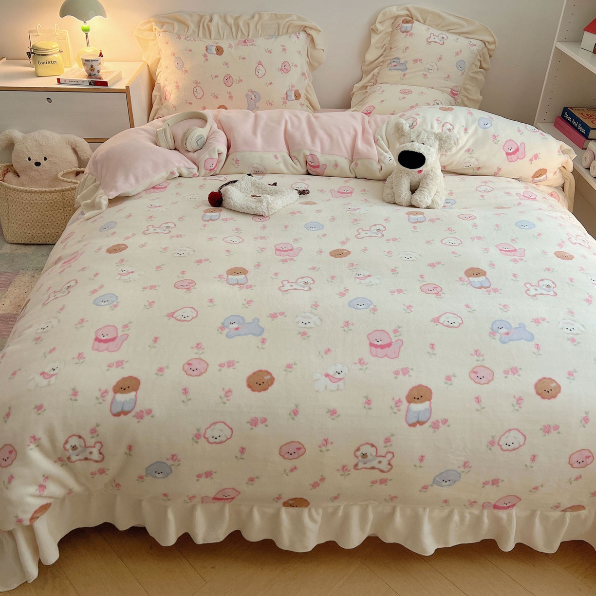 91家纺网 家纺一手货源 找家纺 桃喜 2025新款牛奶绒卡通花边款四件套 狗狗聚会花边款