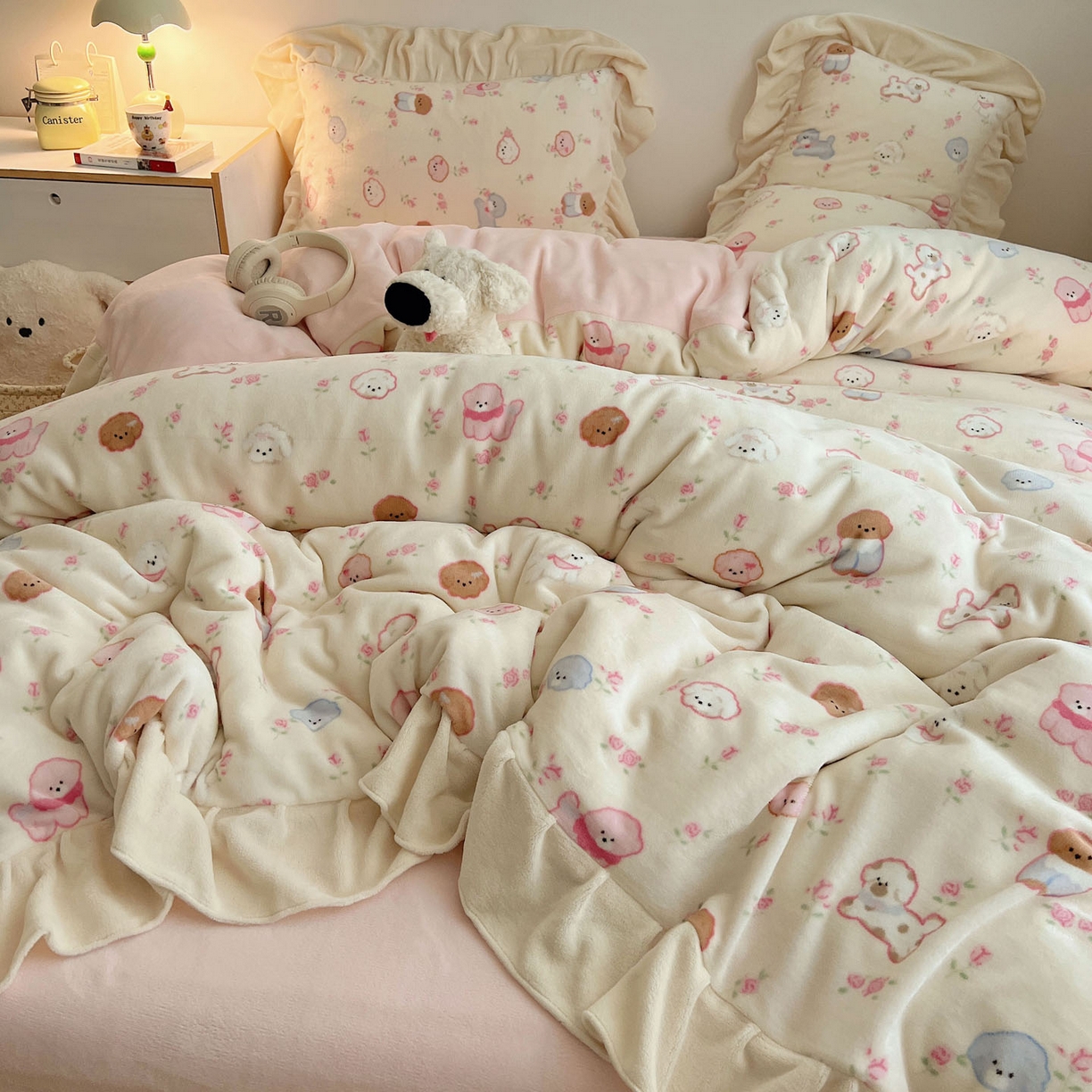 91家纺网 家纺一手货源 找家纺 桃喜 2025新款牛奶绒卡通花边款四件套 狗狗聚会花边款