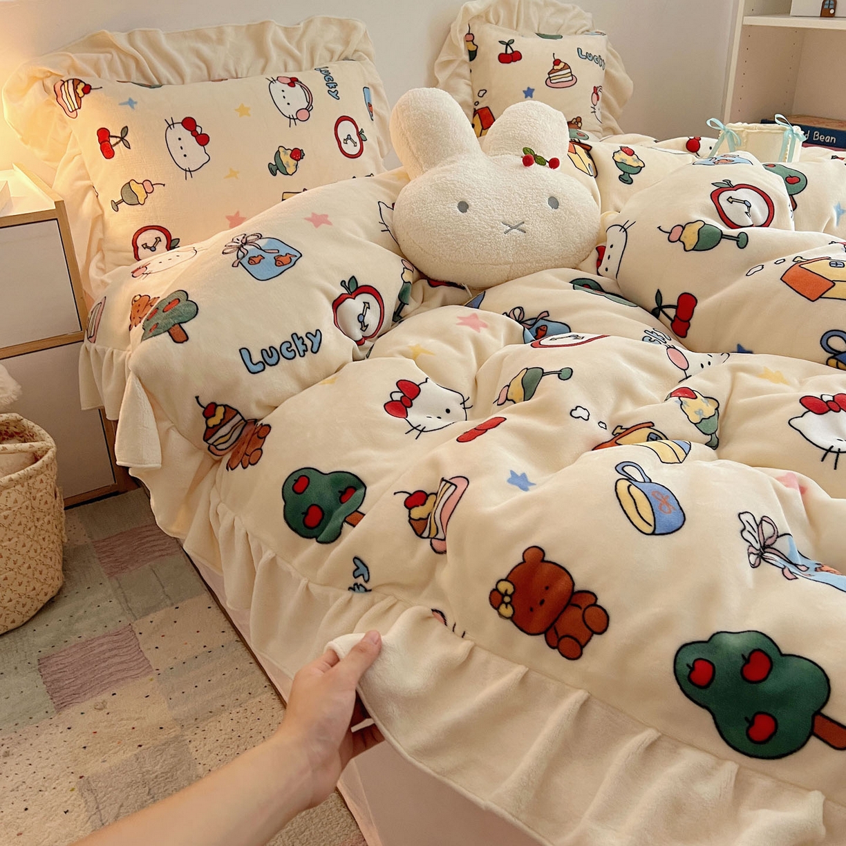 91家纺网 家纺一手货源 找家纺 桃喜 2025新款牛奶绒卡通花边款四件套 涂鸦猫猫花边款