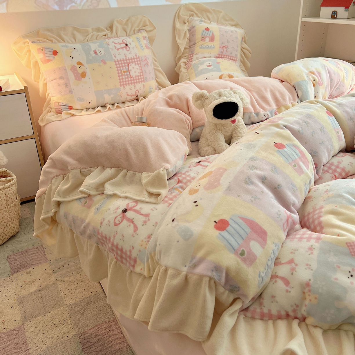 91家纺网 家纺一手货源 找家纺 桃喜 2025新款牛奶绒卡通花边款四件套 房子小狗花边款