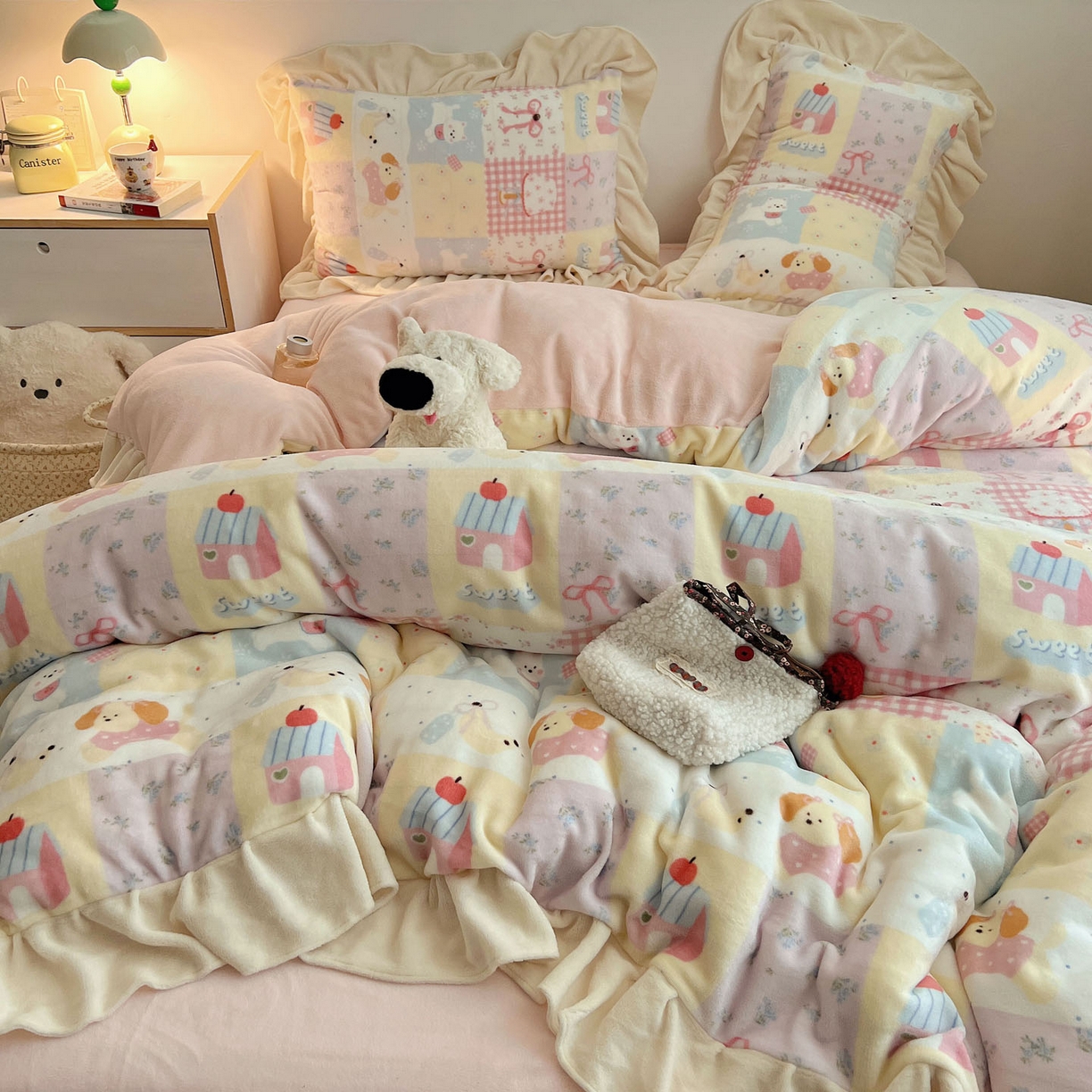 91家纺网 家纺一手货源 找家纺 桃喜 2025新款牛奶绒卡通花边款四件套 房子小狗花边款