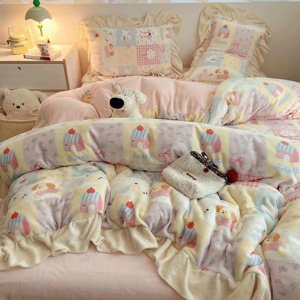 91家纺网 家纺一手货源 找家纺 桃喜 2025新款牛奶绒卡通花边款四件套 房子小狗花边款