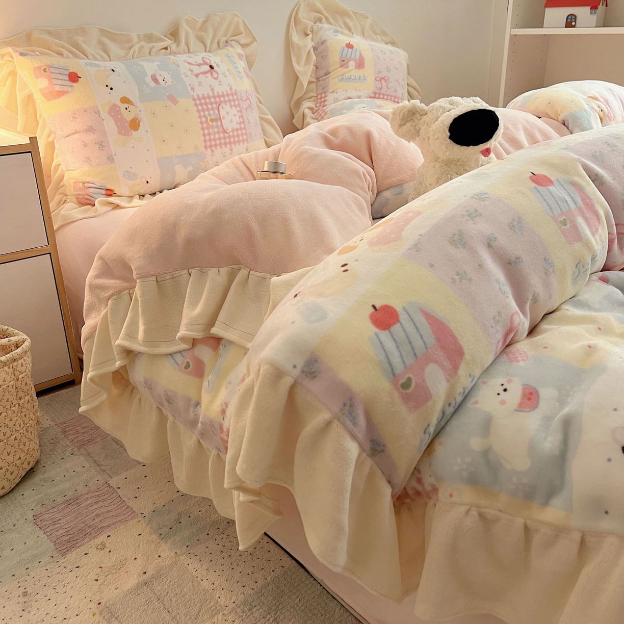 91家纺网 家纺一手货源 找家纺 桃喜 2025新款牛奶绒卡通花边款四件套 房子小狗花边款