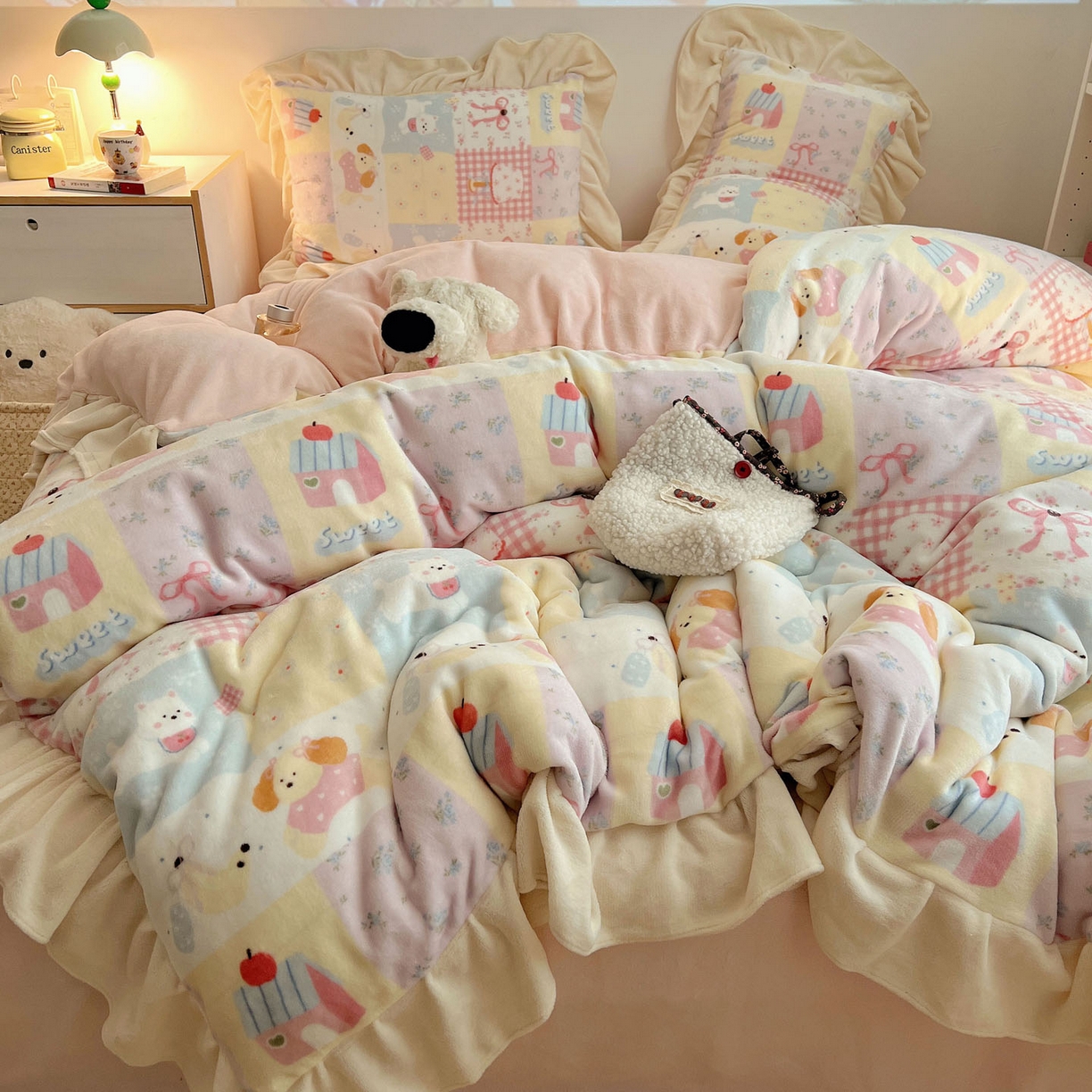 91家纺网 家纺一手货源 找家纺 桃喜 2025新款牛奶绒卡通花边款四件套 房子小狗花边款