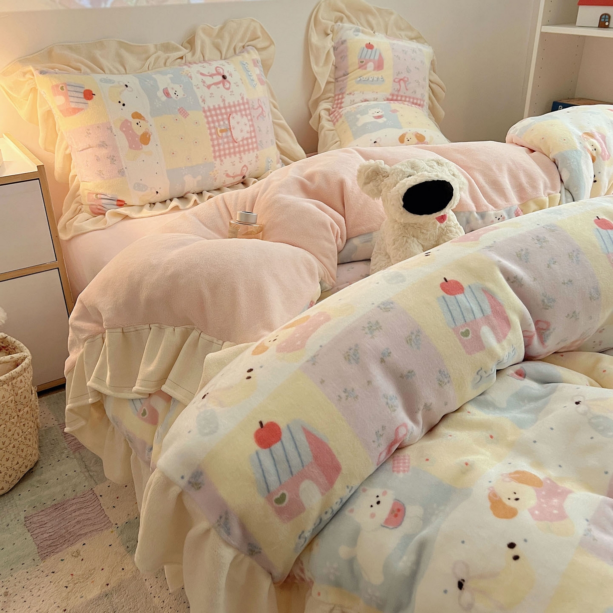 91家纺网 家纺一手货源 找家纺 桃喜 2025新款牛奶绒卡通花边款四件套 房子小狗花边款