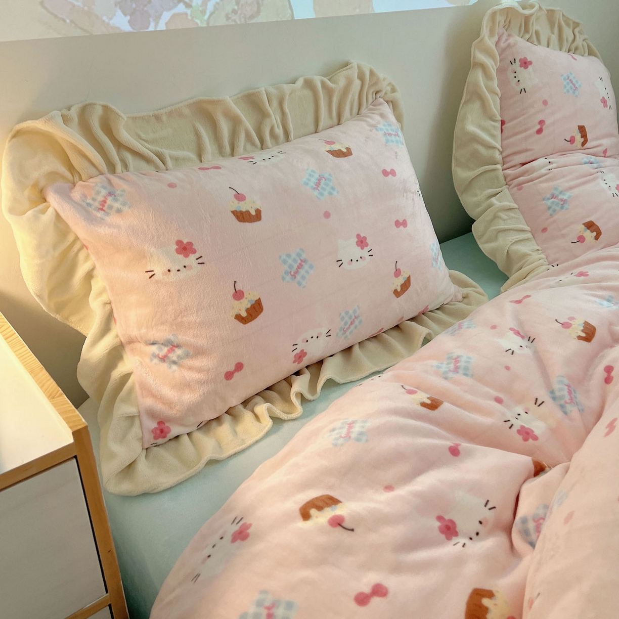 91家纺网 家纺一手货源 找家纺 桃喜 2025新款牛奶绒卡通花边款四件套 蛋糕幸运猫花边款