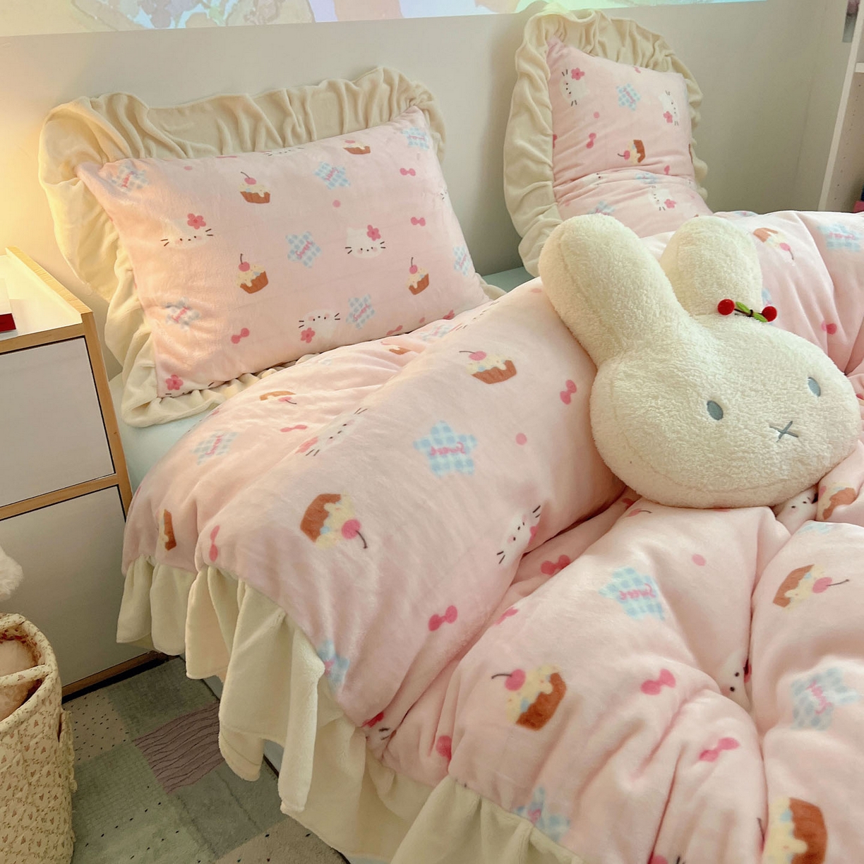 91家纺网 家纺一手货源 找家纺 桃喜 2025新款牛奶绒卡通花边款四件套 蛋糕幸运猫花边款