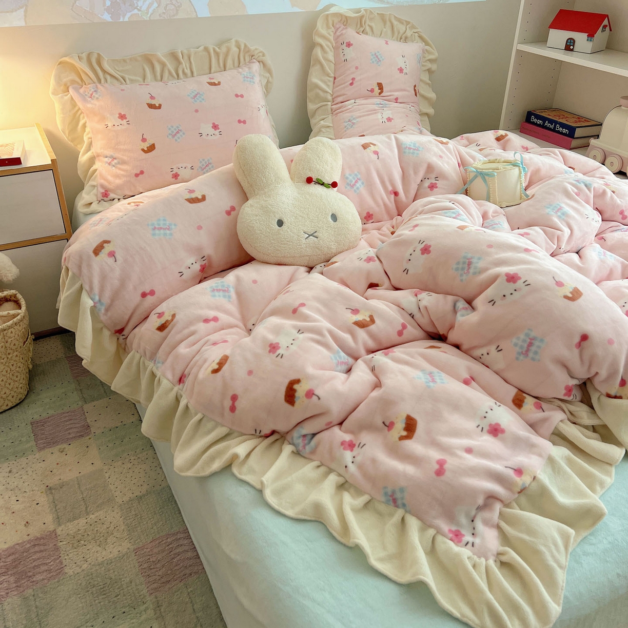 91家纺网 家纺一手货源 找家纺 桃喜 2025新款牛奶绒卡通花边款四件套 蛋糕幸运猫花边款