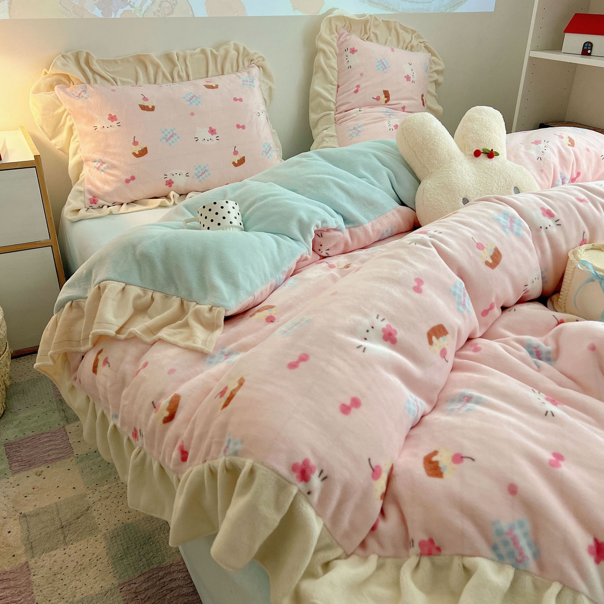 91家纺网 家纺一手货源 找家纺 桃喜 2025新款牛奶绒卡通花边款四件套 蛋糕幸运猫花边款