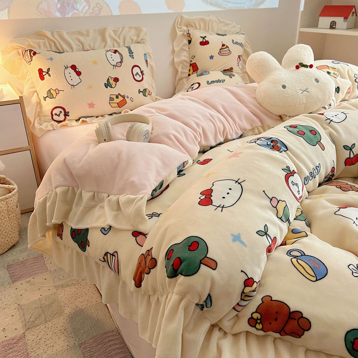 91家纺网 家纺一手货源 找家纺 桃喜 2025新款牛奶绒卡通花边款四件套 涂鸦猫猫花边款