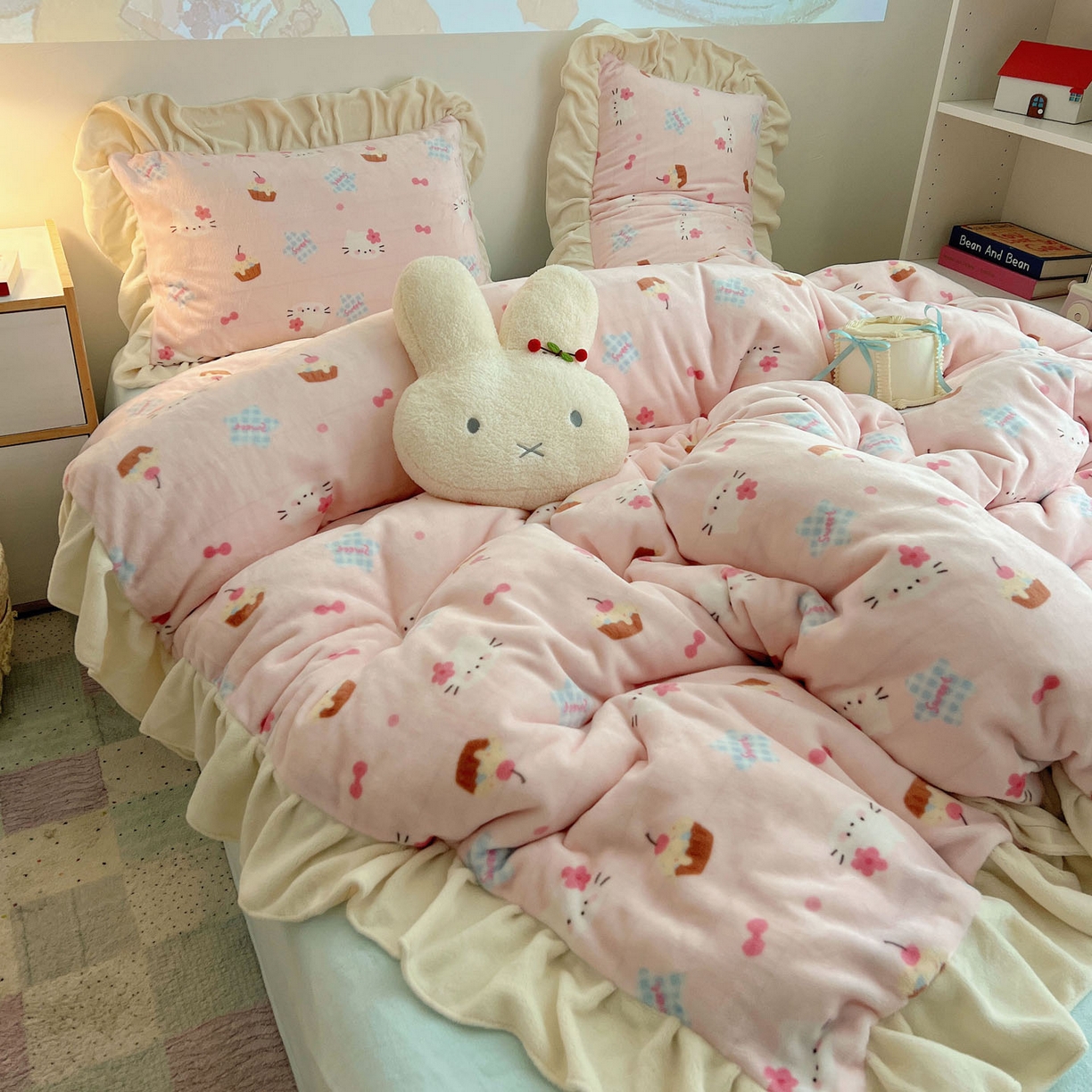 91家纺网 家纺一手货源 找家纺 桃喜 2025新款牛奶绒卡通花边款四件套 蛋糕幸运猫花边款