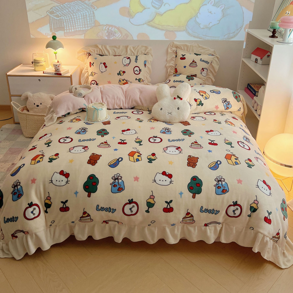 91家纺网 家纺一手货源 找家纺 桃喜 2025新款牛奶绒卡通花边款四件套 涂鸦猫猫花边款