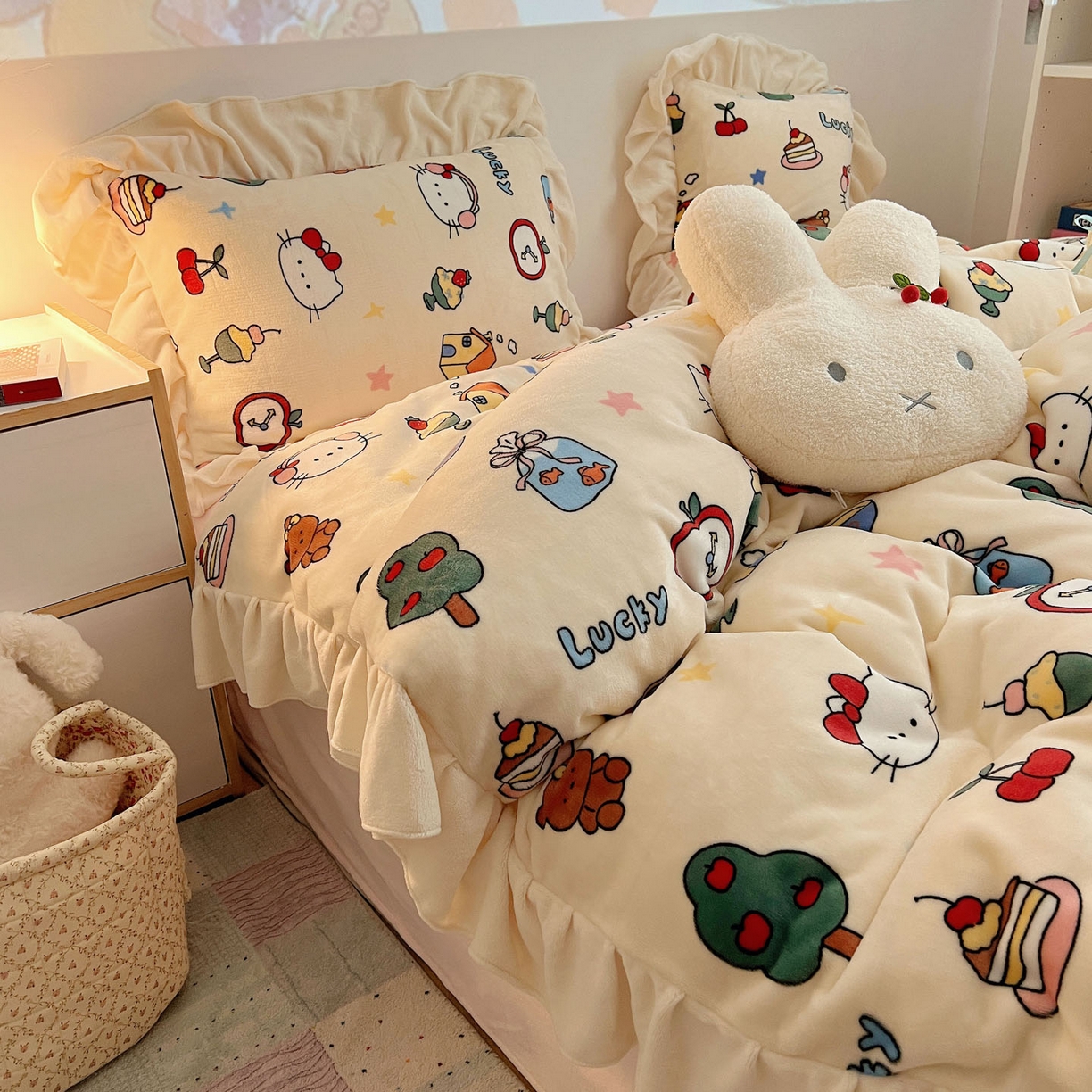 91家纺网 家纺一手货源 找家纺 桃喜 2025新款牛奶绒卡通花边款四件套 涂鸦猫猫花边款