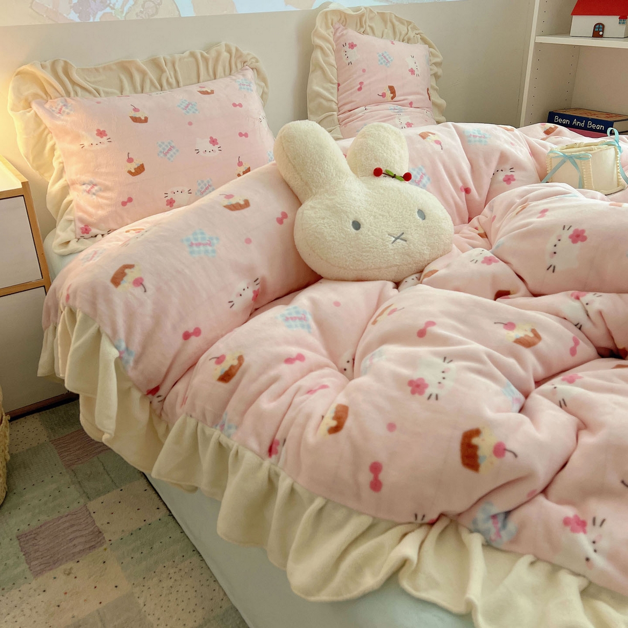 91家纺网 家纺一手货源 找家纺 桃喜 2025新款牛奶绒卡通花边款四件套 蛋糕幸运猫花边款