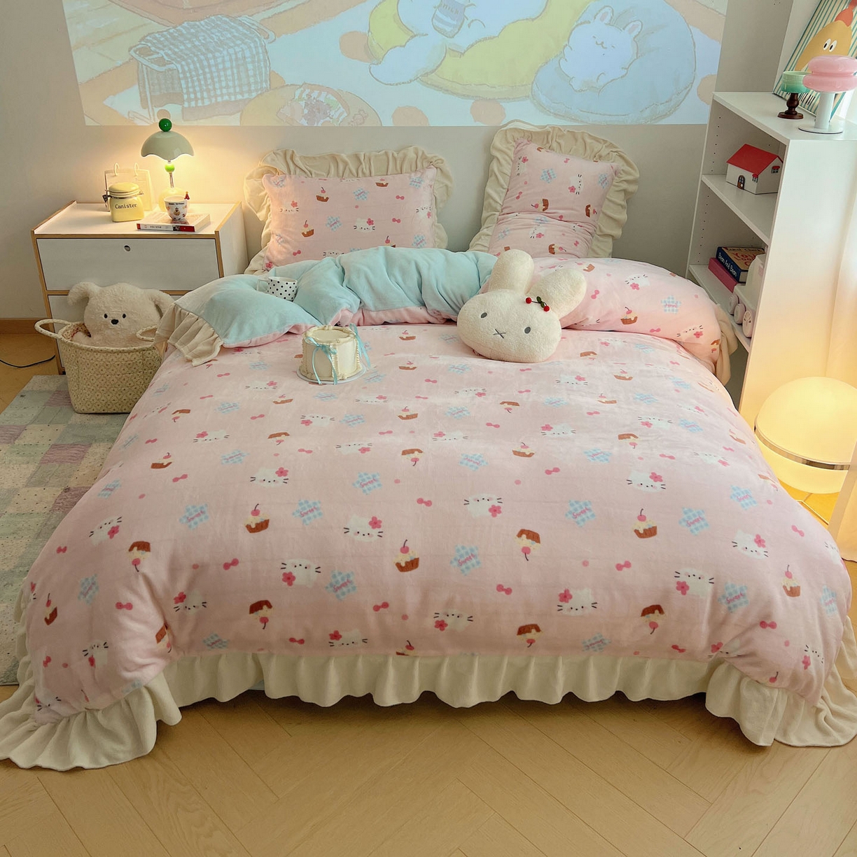 91家纺网 家纺一手货源 找家纺 桃喜 2025新款牛奶绒卡通花边款四件套 蛋糕幸运猫花边款