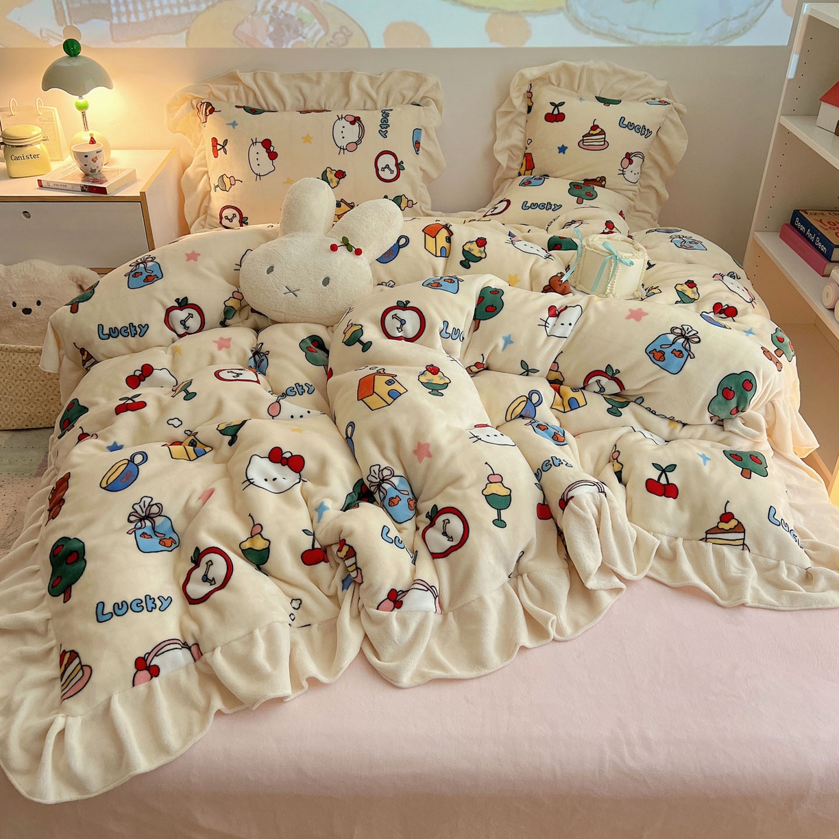 91家纺网 家纺一手货源 找家纺 桃喜 2025新款牛奶绒卡通花边款四件套 涂鸦猫猫花边款