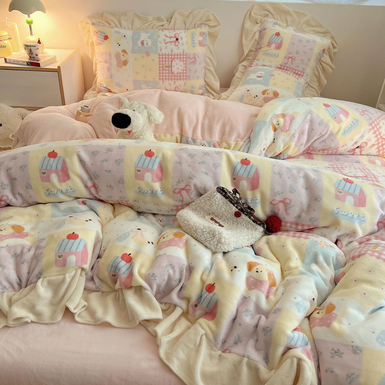 91家纺网 家纺一手货源 找家纺 桃喜 2025新款牛奶绒卡通花边款四件套 房子小狗花边款