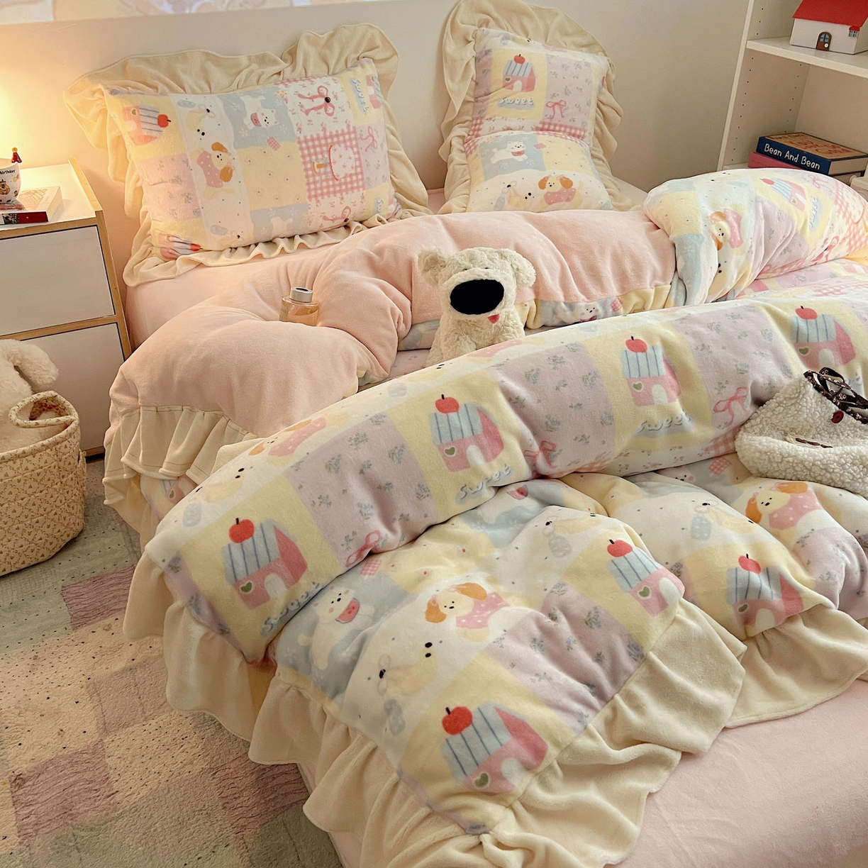 91家纺网 家纺一手货源 找家纺 桃喜 2025新款牛奶绒卡通花边款四件套 房子小狗花边款