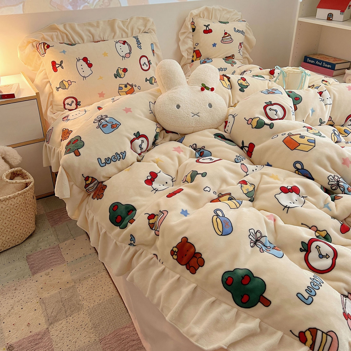 91家纺网 家纺一手货源 找家纺 桃喜 2025新款牛奶绒卡通花边款四件套 涂鸦猫猫花边款