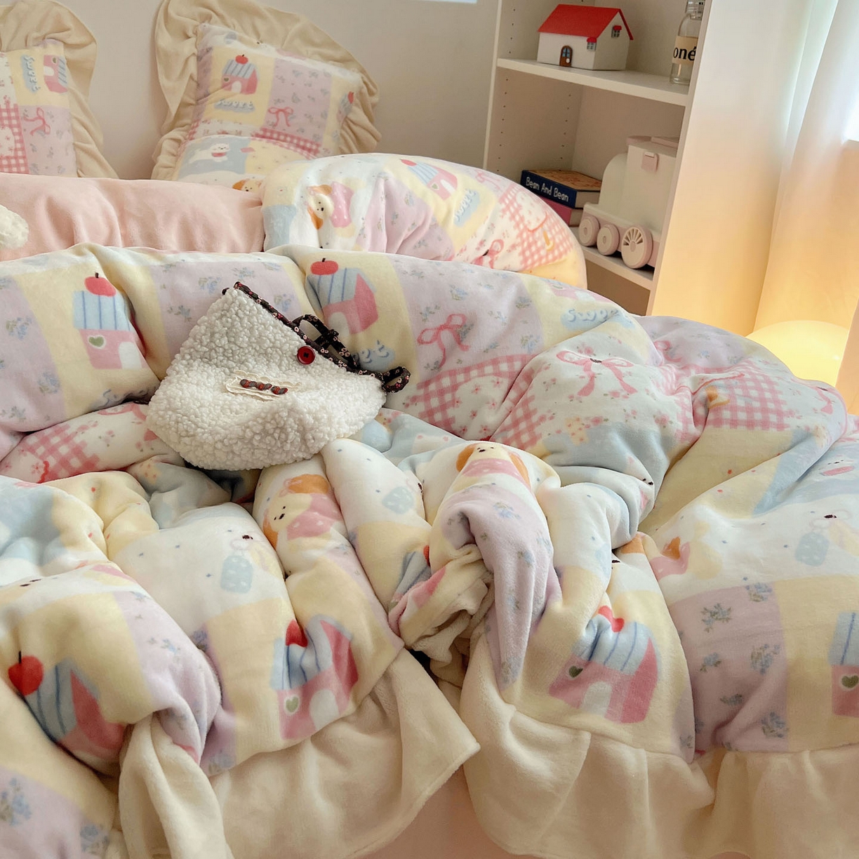 91家纺网 家纺一手货源 找家纺 桃喜 2025新款牛奶绒卡通花边款四件套 房子小狗花边款