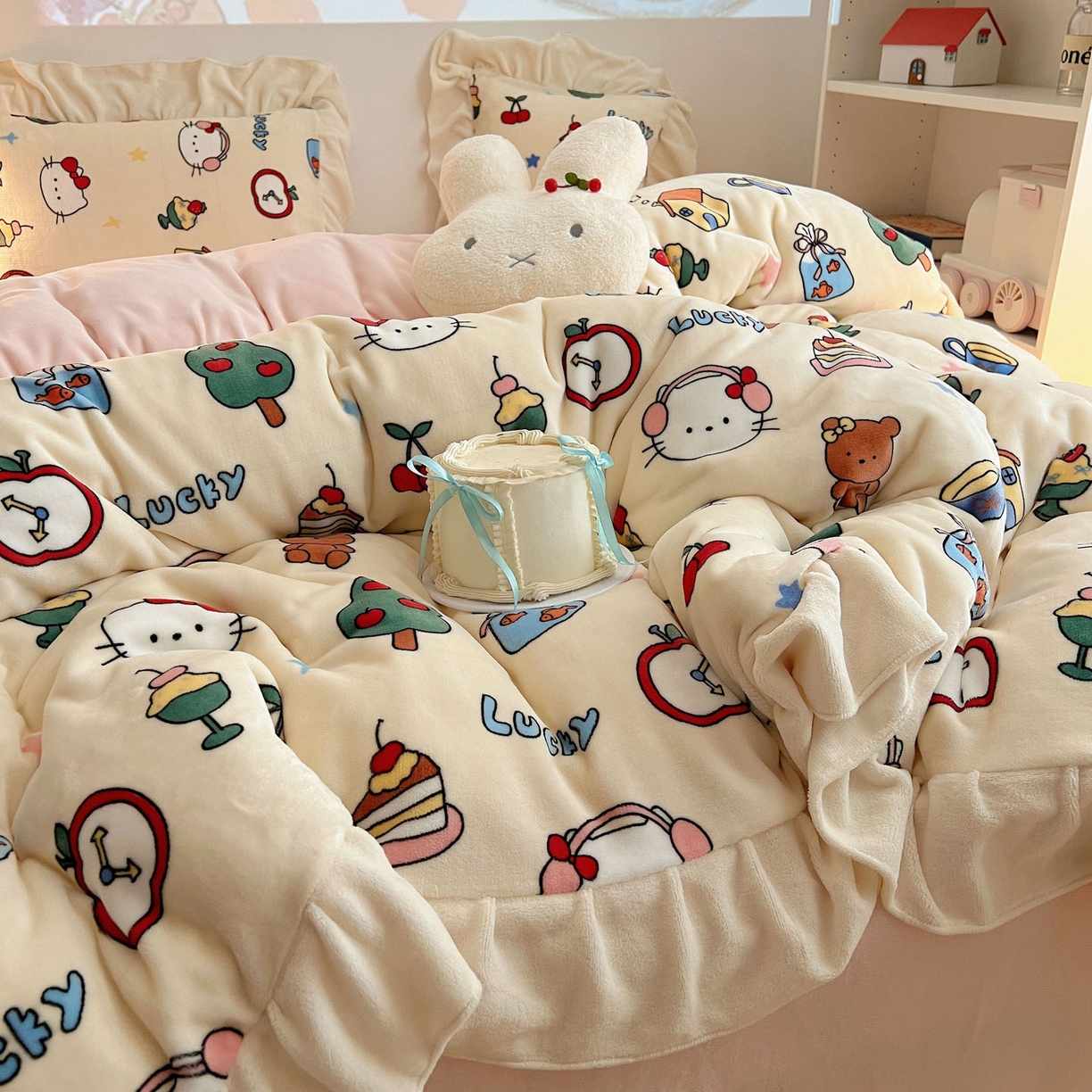 91家纺网 家纺一手货源 找家纺 桃喜 2025新款牛奶绒卡通花边款四件套 涂鸦猫猫花边款