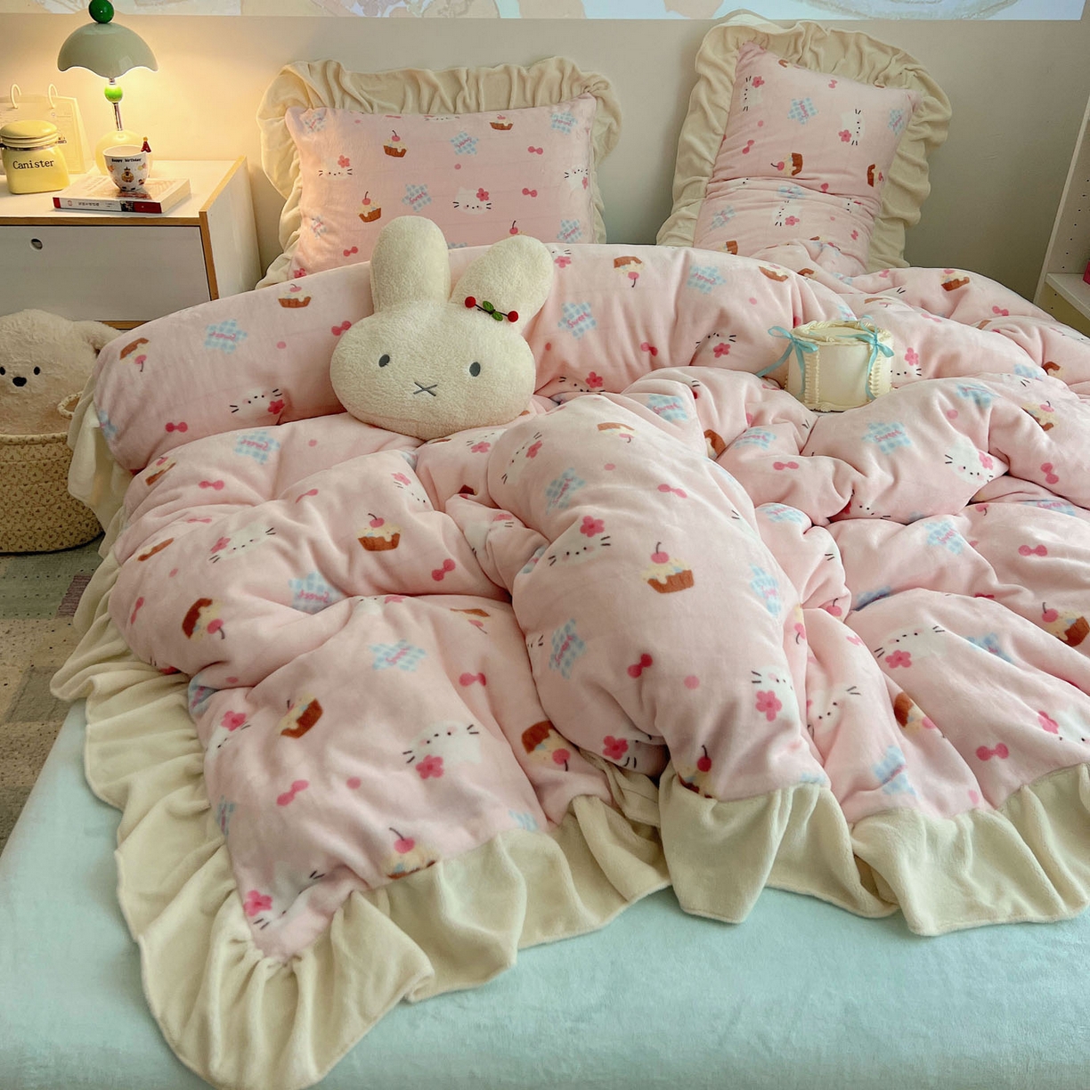 91家纺网 家纺一手货源 找家纺 桃喜 2025新款牛奶绒卡通花边款四件套 蛋糕幸运猫花边款