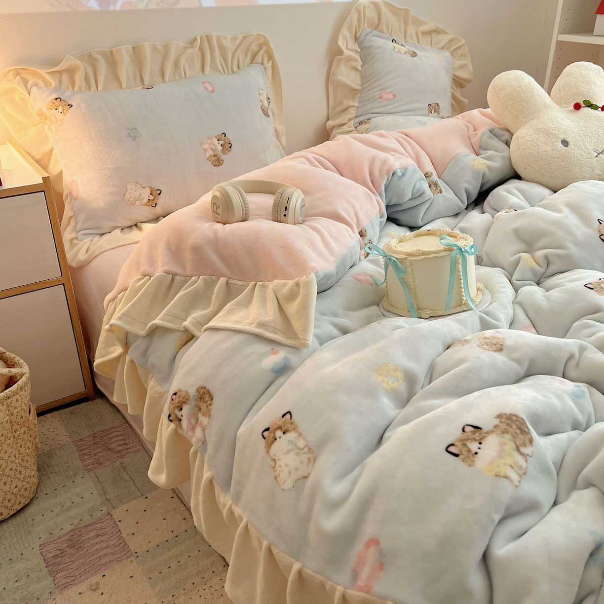 91家纺网 家纺一手货源 找家纺 桃喜 2025新款牛奶绒卡通花边款四件套 蓝色布偶猫花边款