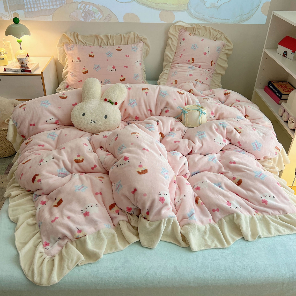 91家纺网 家纺一手货源 找家纺 桃喜 2025新款牛奶绒卡通花边款四件套 蛋糕幸运猫花边款