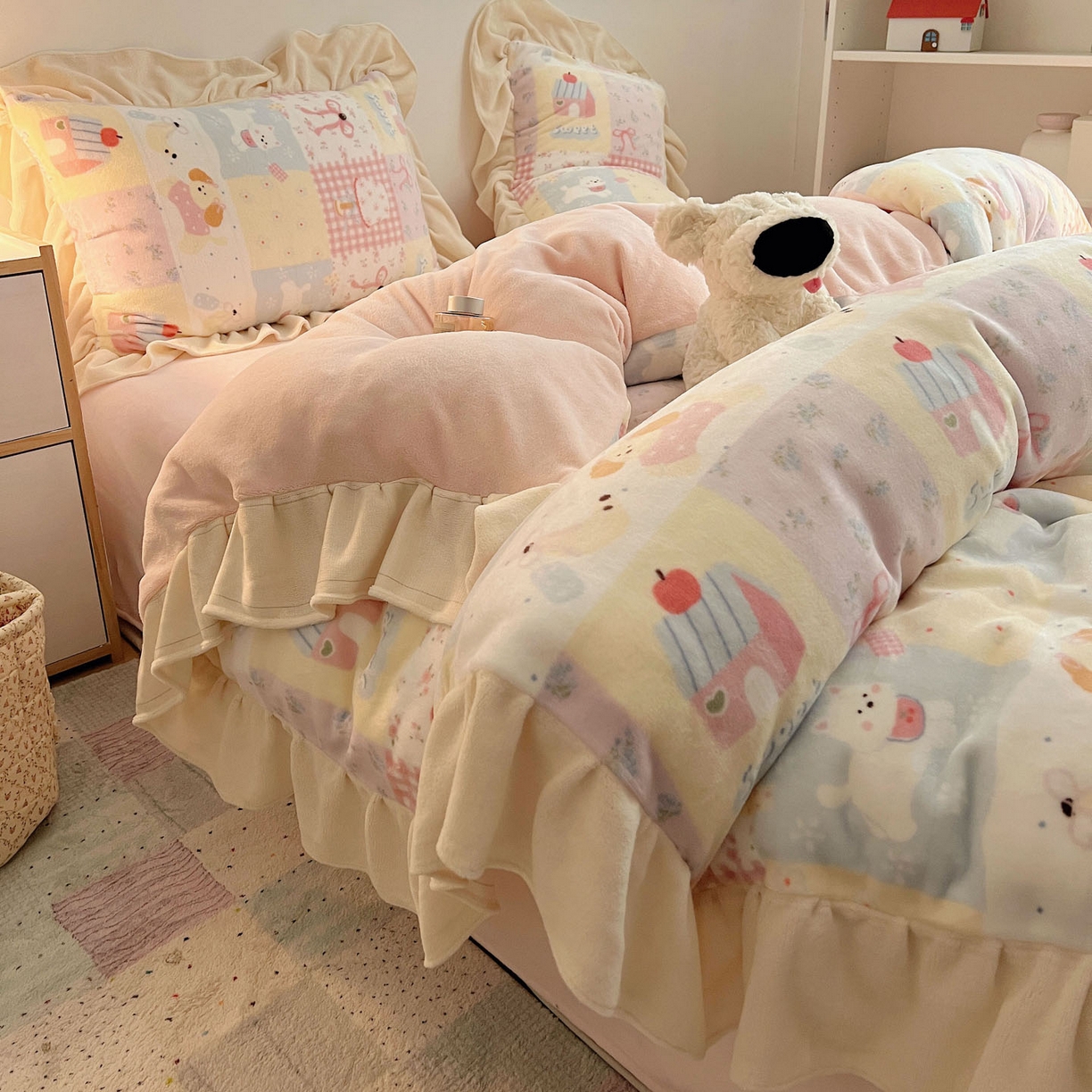 91家纺网 家纺一手货源 找家纺 桃喜 2025新款牛奶绒卡通花边款四件套 房子小狗花边款