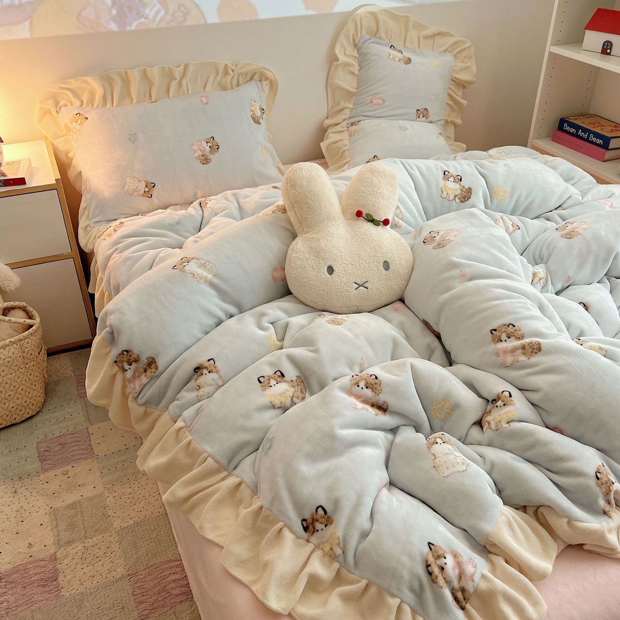 91家纺网 家纺一手货源 找家纺 桃喜 2025新款牛奶绒卡通花边款四件套 蓝色布偶猫花边款