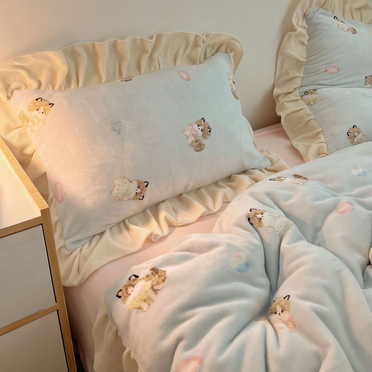 91家纺网 家纺一手货源 找家纺 桃喜 2025新款牛奶绒卡通花边款四件套 蓝色布偶猫花边款