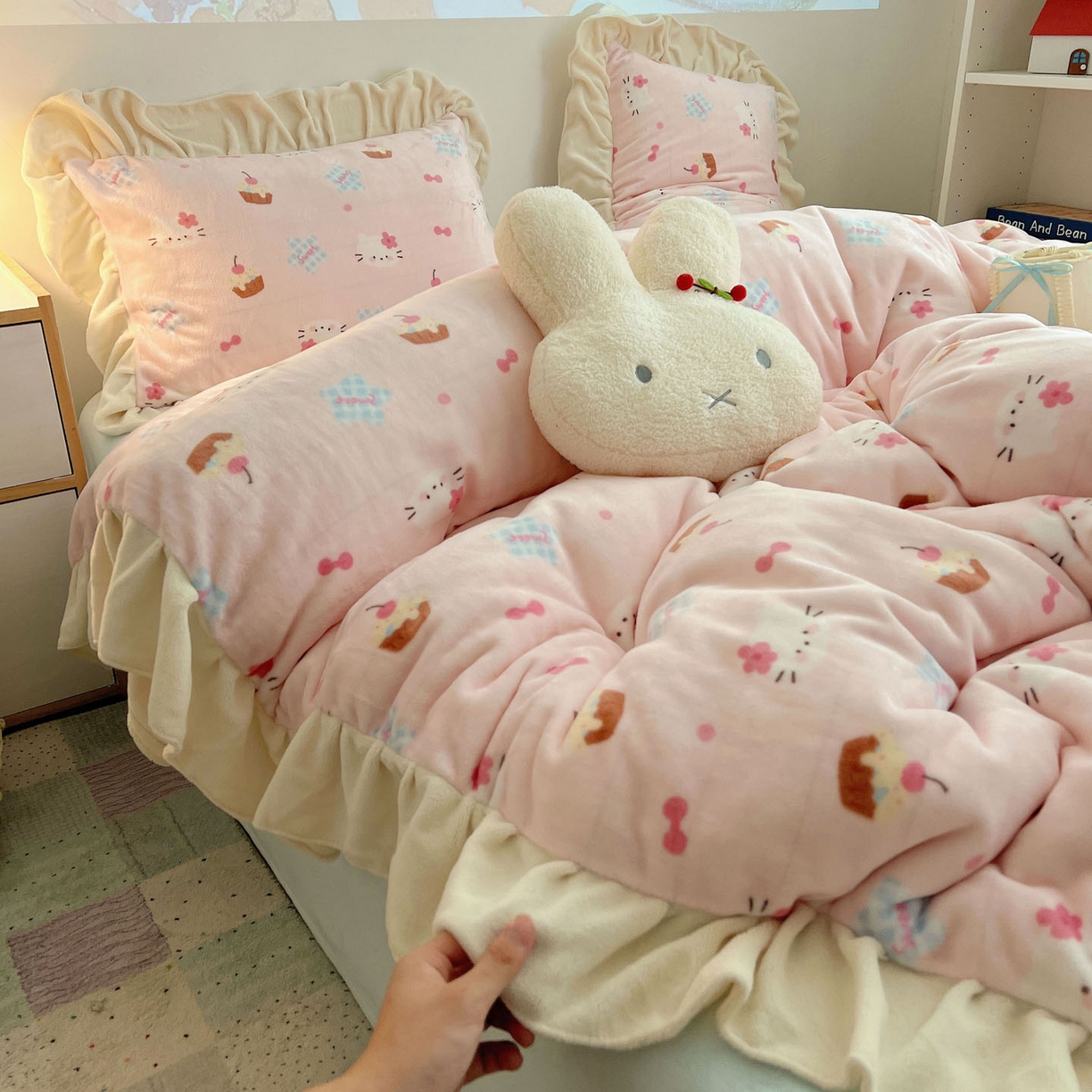 91家纺网 家纺一手货源 找家纺 桃喜 2025新款牛奶绒卡通花边款四件套 蛋糕幸运猫花边款