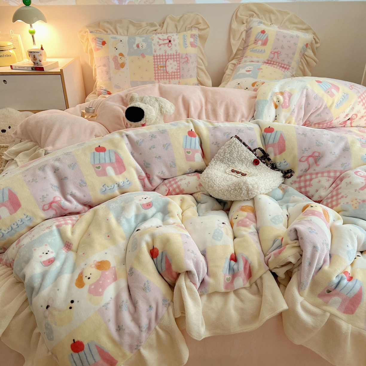 91家纺网 家纺一手货源 找家纺 桃喜 2025新款牛奶绒卡通花边款四件套 房子小狗花边款