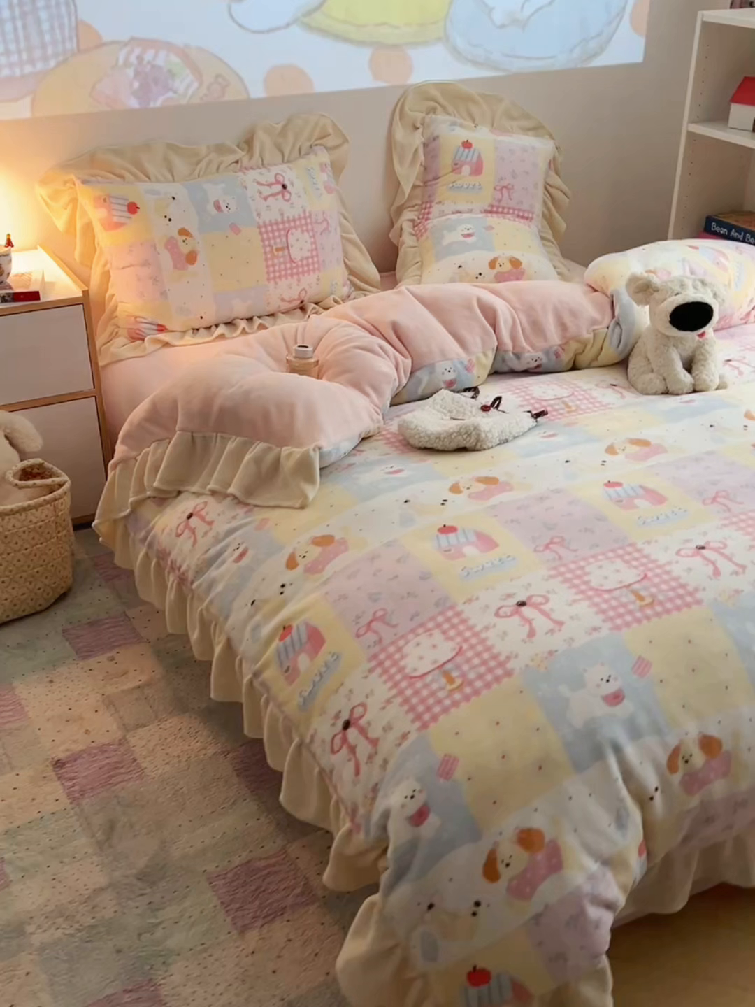 91家纺网 家纺一手货源 找家纺 桃喜 2025新款牛奶绒卡通花边款四件套 房子小狗花边款