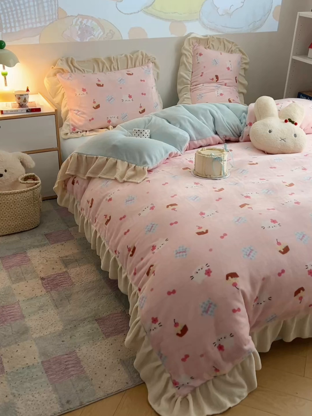 91家纺网 家纺一手货源 找家纺 桃喜 2025新款牛奶绒卡通花边款四件套 蛋糕幸运猫花边款