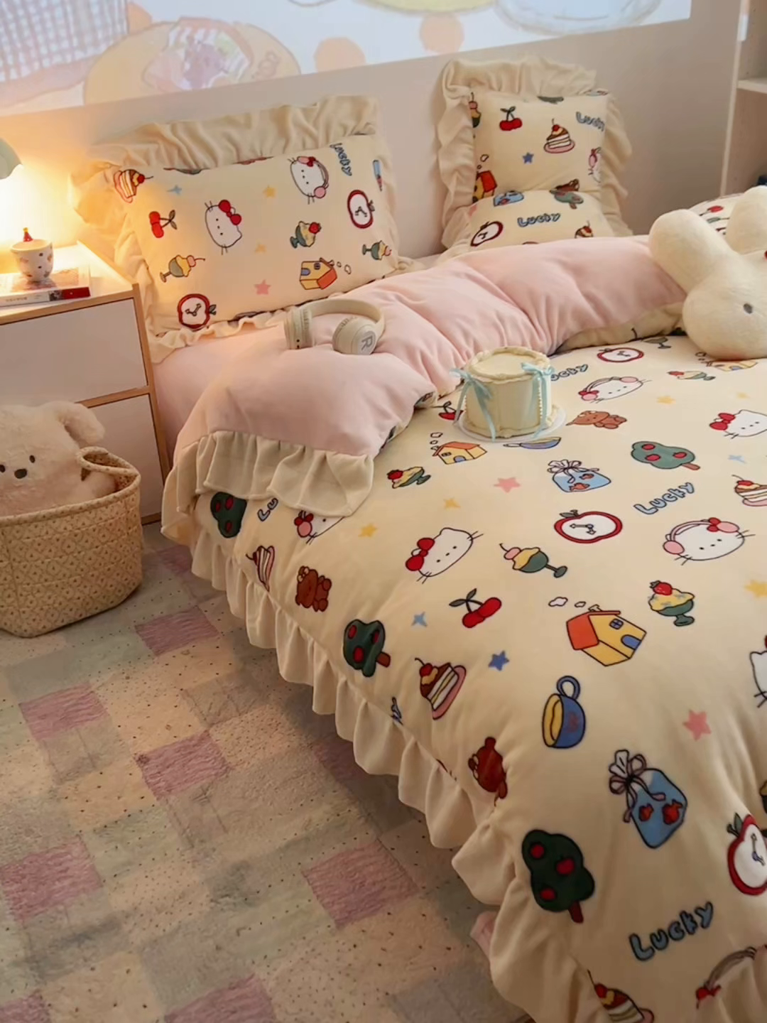 91家纺网 家纺一手货源 找家纺 桃喜 2025新款牛奶绒卡通花边款四件套 涂鸦猫猫花边款