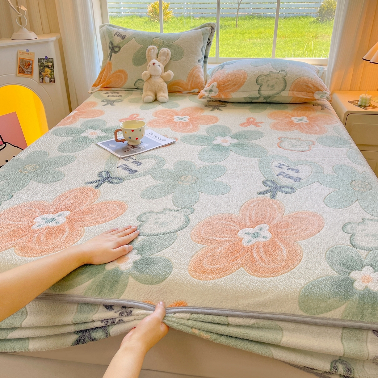 91家纺网 家纺一手货源 找家纺 牵梦萦家纺 2025新款雪花绒立体包边床笠 花梦乐园