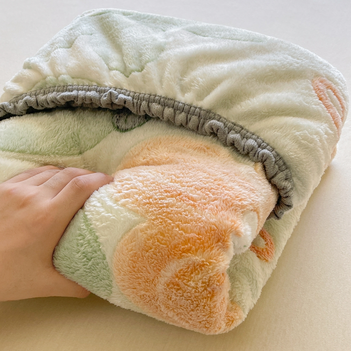 91家纺网 家纺一手货源 找家纺 牵梦萦家纺 2025新款雪花绒立体包边床笠 花梦乐园