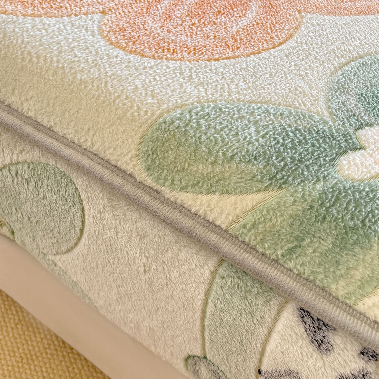 91家纺网 家纺一手货源 找家纺 牵梦萦家纺 2025新款雪花绒立体包边床笠 花梦乐园