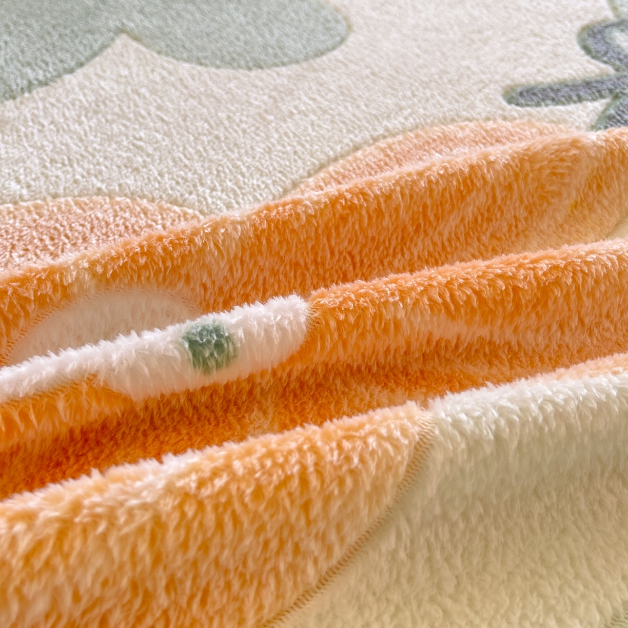 91家纺网 家纺一手货源 找家纺 牵梦萦家纺 2025新款雪花绒立体包边床笠 花梦乐园