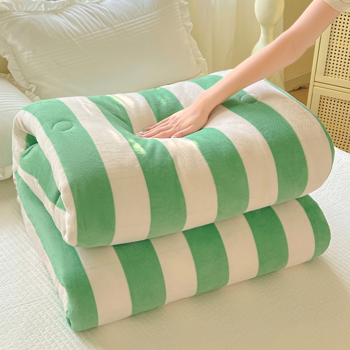 91家纺网 家纺一手货源 找家纺 寐居家纺 2025新款双面牛奶绒冬被被子被芯 荷尔蒙