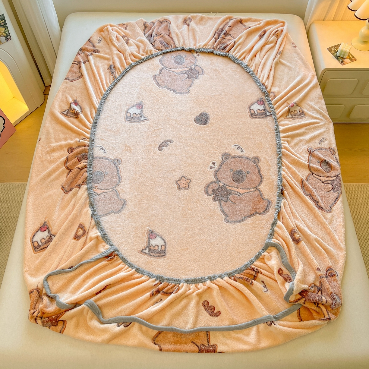 91家纺网 家纺一手货源 找家纺 牵梦萦家纺 2025新款雪花绒立体包边床笠 卡皮巴拉