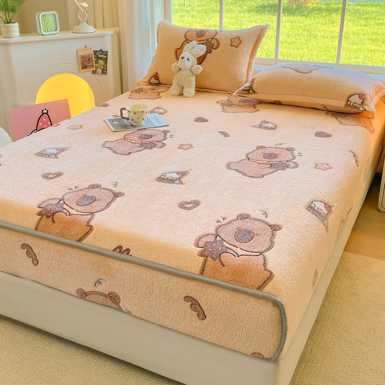 91家纺网 家纺一手货源 找家纺 牵梦萦家纺 2025新款雪花绒立体包边床笠 卡皮巴拉