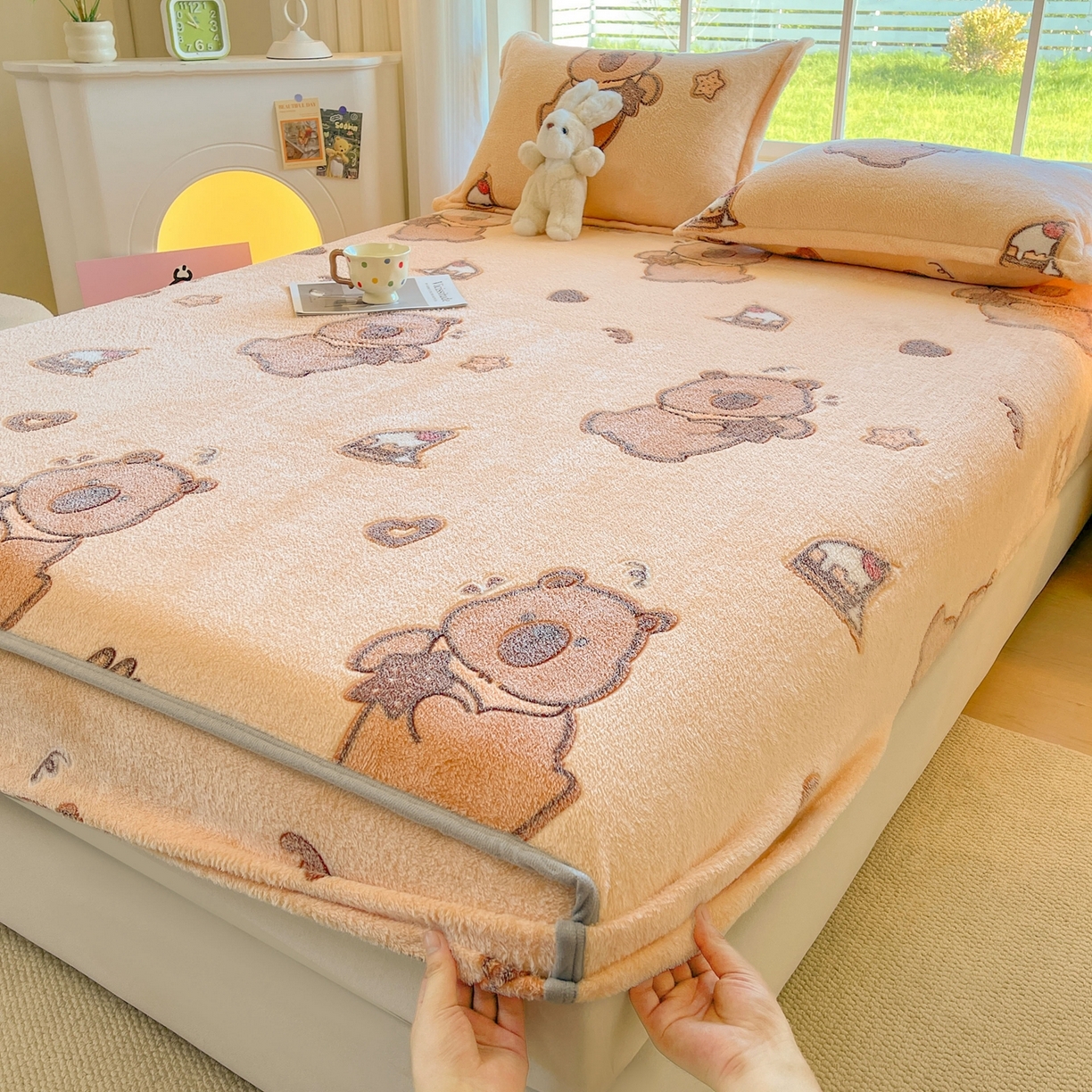 91家纺网 家纺一手货源 找家纺 牵梦萦家纺 2025新款雪花绒立体包边床笠 卡皮巴拉