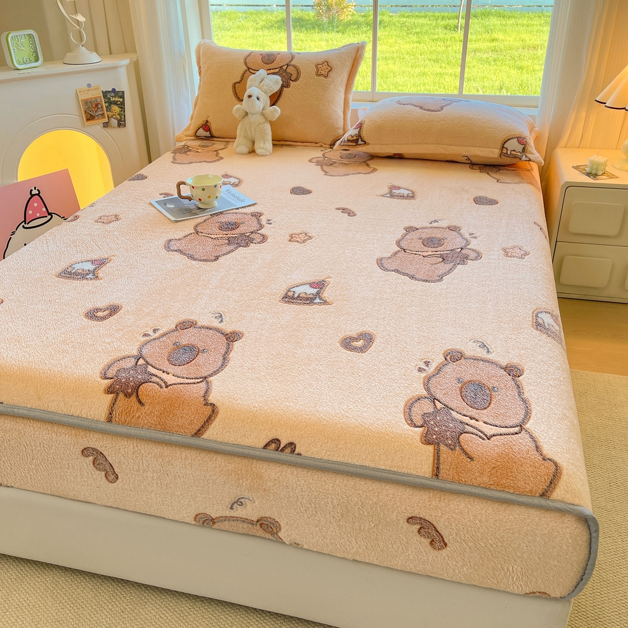 91家纺网 家纺一手货源 找家纺 牵梦萦家纺 2025新款雪花绒立体包边床笠 卡皮巴拉